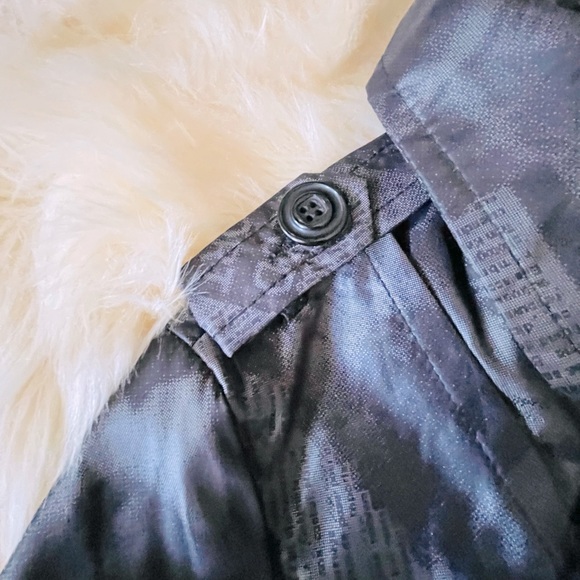 Very Unique Marilyn Trench Coat - Picture 6 of 16